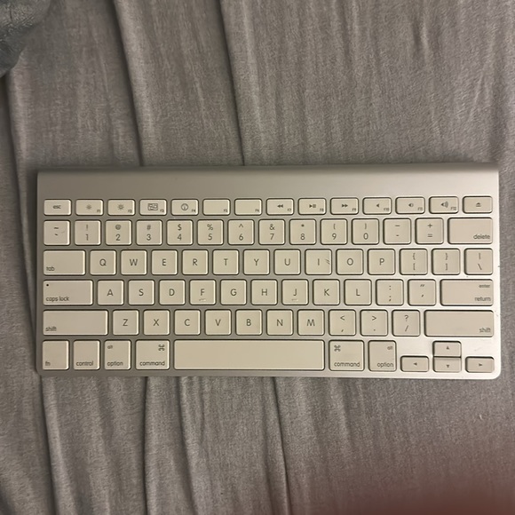 Wireless bluetooth genuine apple keyboard! - Picture 8 of 8